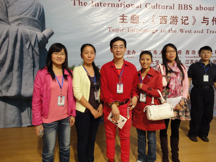 公司研究生与六小龄童合影